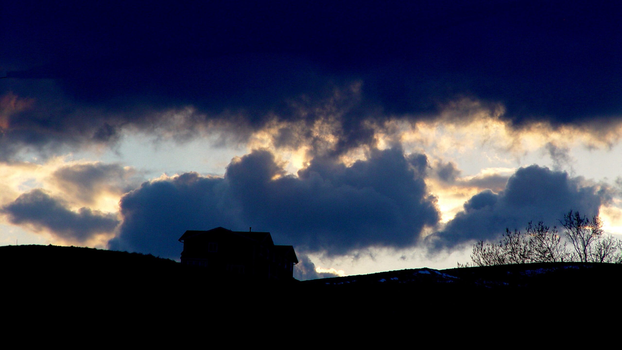 Dark Clouds Sunset with House Silhouette Wallpaper 4K – Free Download