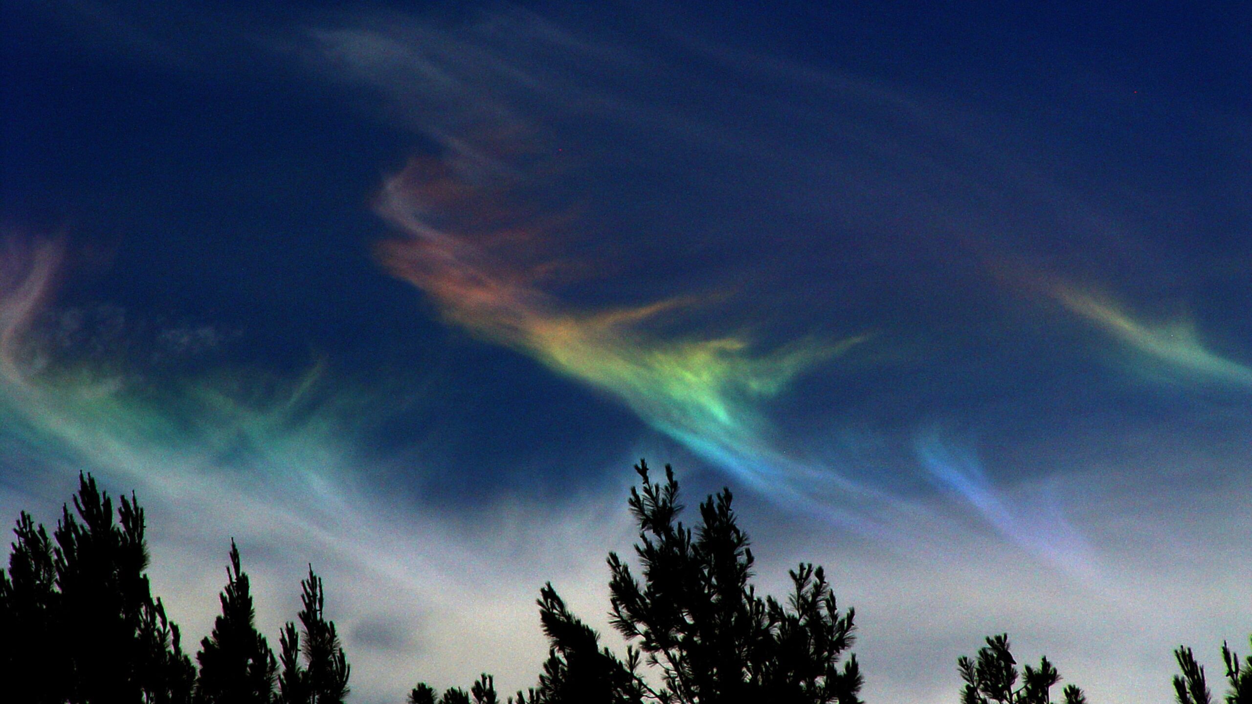 Iridescent Clouds HD Wallpaper | Colorful Sky Phenomenon Background