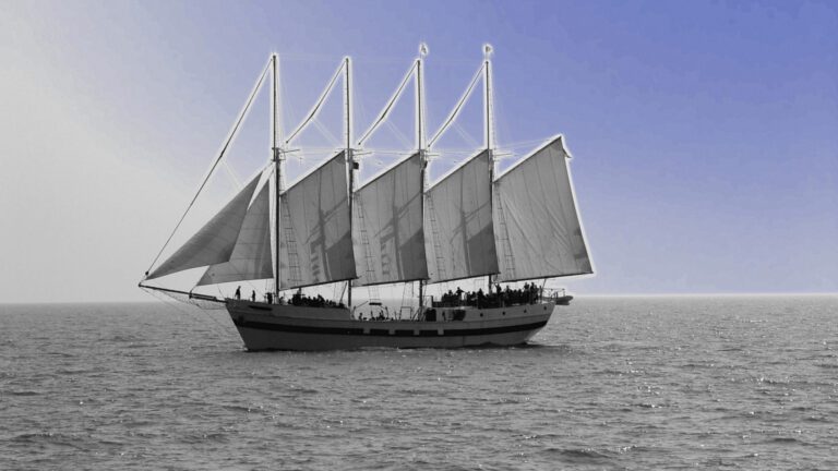 Classic Sailing Ship – Minimal Ocean Horizon