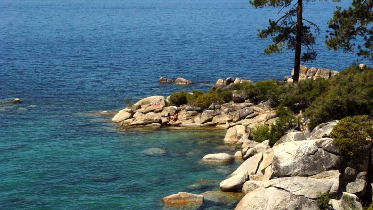Lake Tahoe Rocky Shore with Clear Blue Water – QHD Wallpaper