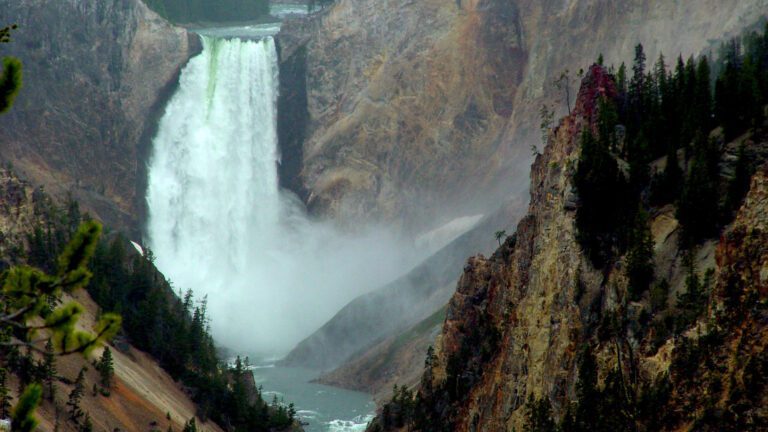 Large Canyon Waterfall with Mist and Cliffs – QHD Wallpaper