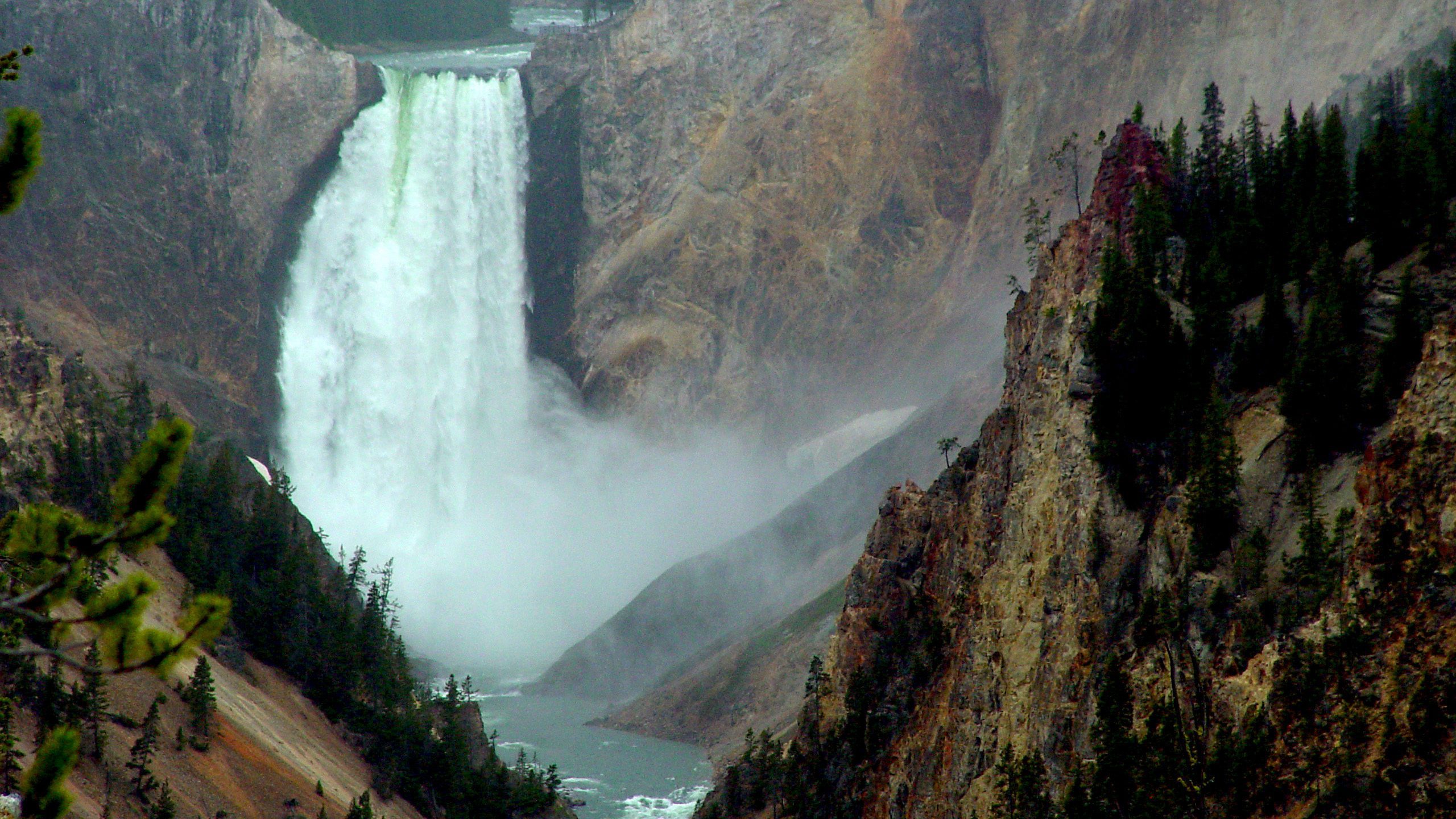 Large Canyon Waterfall with Mist and Cliffs – QHD Wallpaper