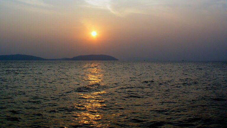 Golden Ocean Sunrise Reflection QHD Wallpaper