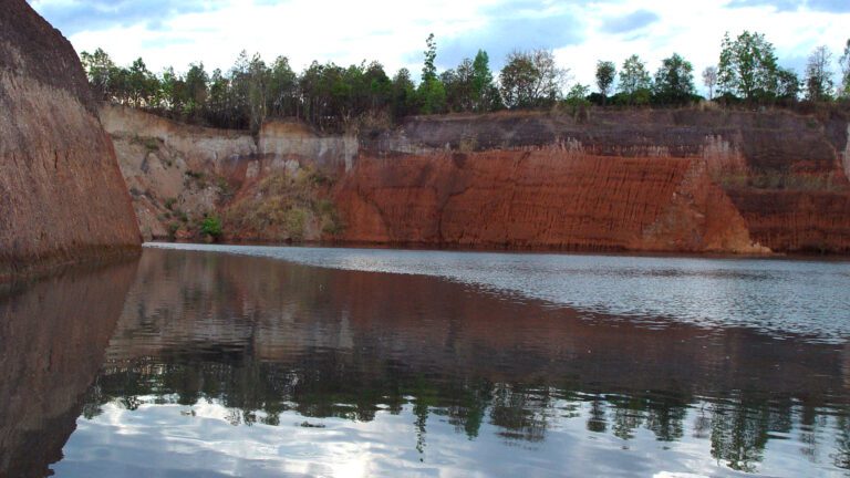 Red Canyon Lake with Cliff Reflections 4K Wallpaper