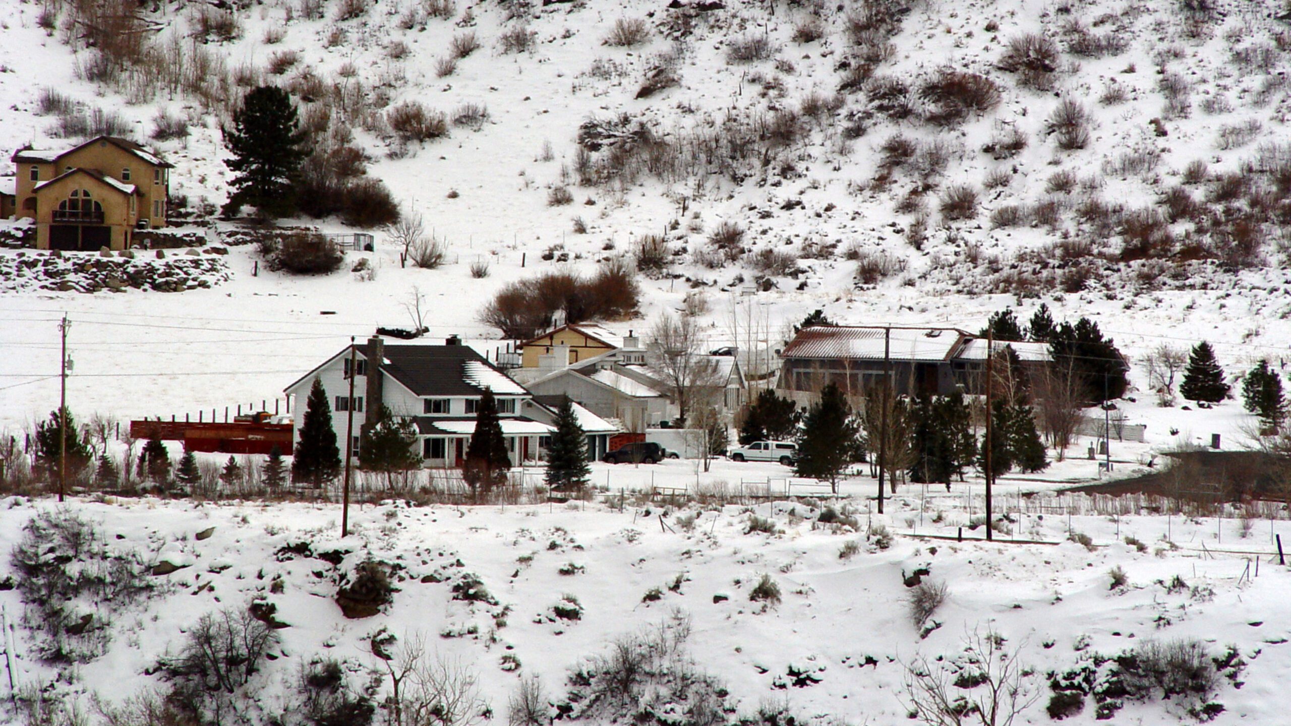 Snowy Hillside Homes in Quiet Winter Village 4K Wallpaper