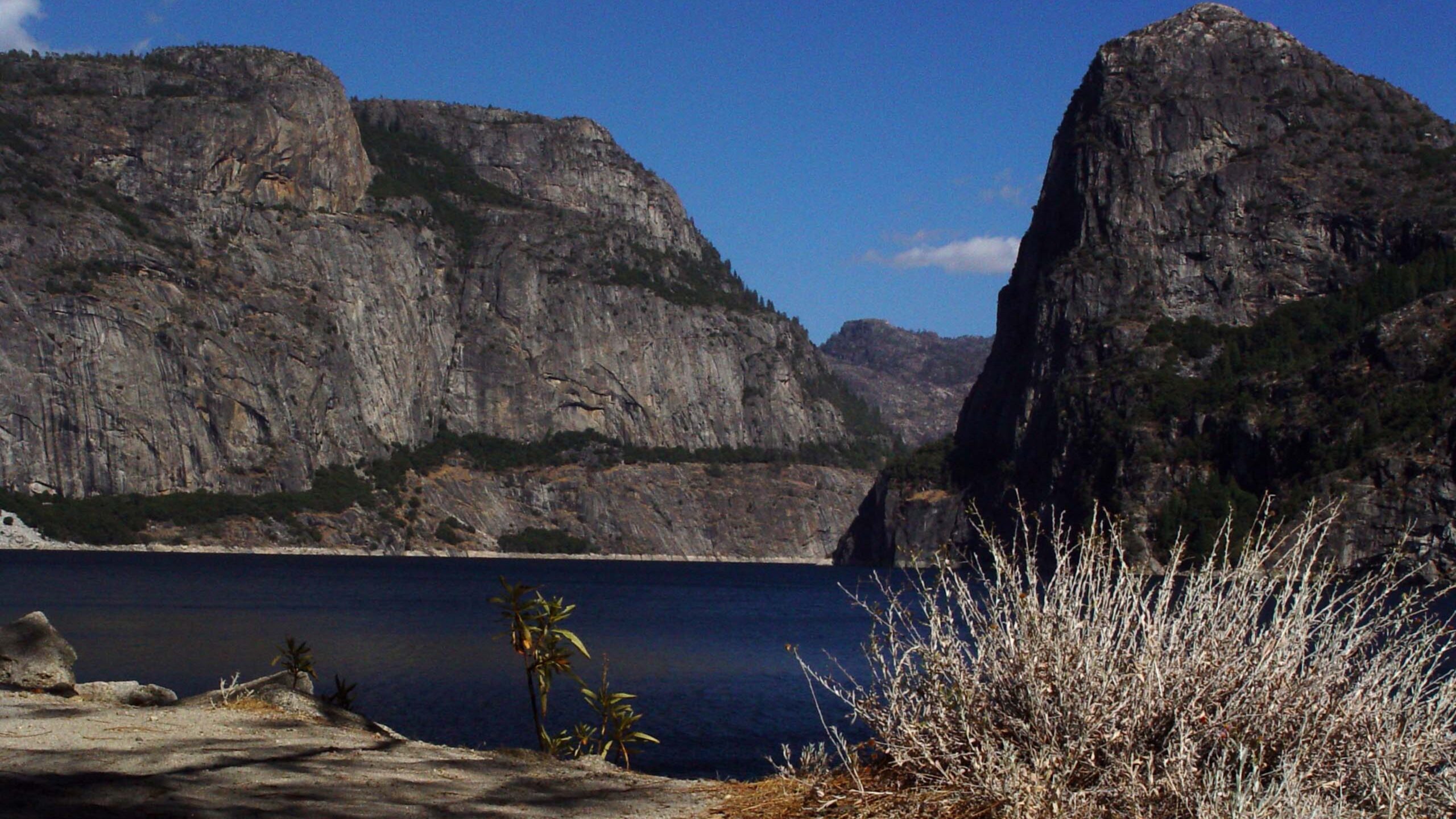 Yosemite Lake Granite Cliffs QHD Wallpaper | Mountain Landscape