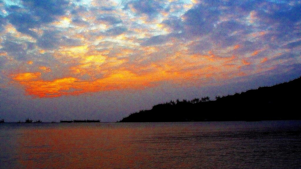 Koh Tao — The Vacation That Taught Me How I Like to Travel 1 Colorful sunset clouds over calm ocean waters and island silhouette in Koh Tao Thailand