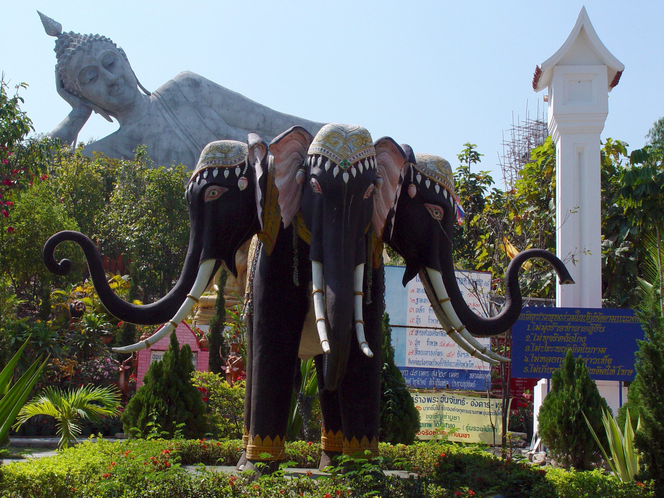 Thai Elephant Statues and Reclining Buddha – Temple Wallpaper
